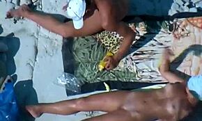 Dva zagorela nudista divje nabijata na javnem mestu