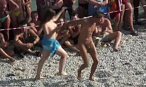 Busty mörkhårig naken flickvän dansar med främling