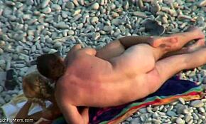 Umm, blond bejba jezdijo tiča tega tipa na plaži, tako vroče...