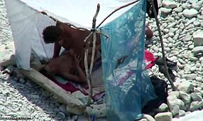 Ta tip trdo nabije svojo punco na nudistični plaži.