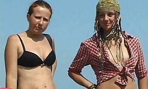 Kolla in denna vilda samling av sexiga nudistflickvänner som visar upp sig