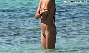 İki Muhteşem Kız Arkadaş Üstlerini Çıkarıp Halk Plajında Her Şeyi Açığa Vuruyor.