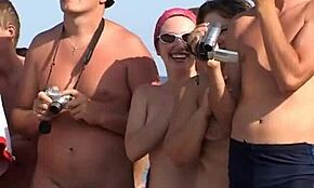 Kolla på oss, kinky nudistpar som visar upp våra stygga moves världen över