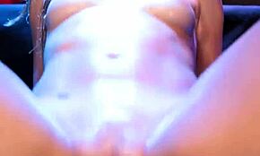 ברידג'ט מתקרבת לבובה סקס בסשן פרטי