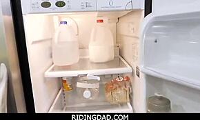 Jeg elsker å ri på stedfarens store kuk som hans asiatiske stedatter Ember Snow