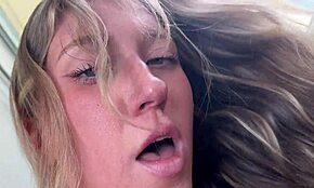 Distracție edging cu sora vitregă blondă sexy