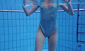 Hé! Bekijk deze kleine 18+ tiener Anna Netrebko onderwater!