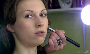 Adolescenta Annett A se dezbracă goală pentru ședința foto