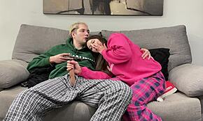 أخ بالتبني يضرب خنثاه للبورنو بجانب أخته. هي تترك كتابها لتضرب له بدلا من ذلك.