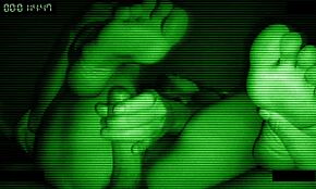 Wow! Styvmammas dolda handjob och vilda åktur inspelad på band!