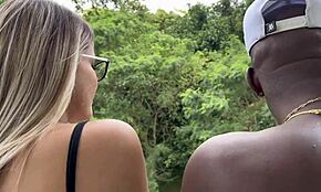 Fomos transar na sacada do prédio o segurança pegou a gente no flagra tivemos que entrar e o negão roludo me comeu sem dó e arrombou minha bucetinha socando forte completo no red e sheer 😏