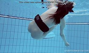 Underwater babe roxalana cheh bathes naked in the pool
