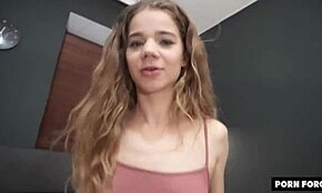 Młoda dorosła laska tak lubi twardy domowy seks