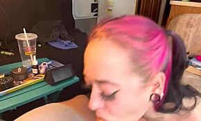 Donna bellissima maneggia cazzo grande duro, vuoi vedere di più? 😜