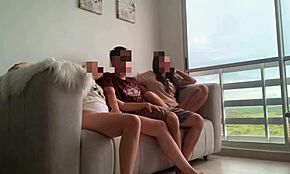 Styvsyster rider pojkvännens kuk med mig efter filmkväll