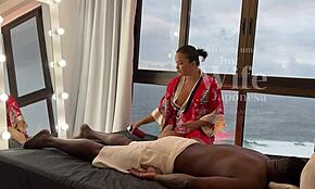 Massagista asiática faz massagem relaxante em negro dotado que não resistiu e gozou dentro da buceta da latina gostosa parte ii - lina nakamura - john coffee completo no red 😏