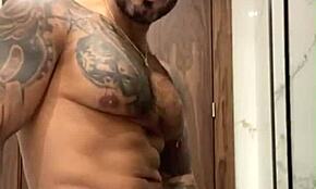 Představ si, jak tvůj sousedův velký pták dominuje v téhle cuckold scéně