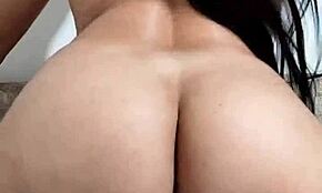 Αναρωτηθήκατε ποτέ πώς νιώθει ο μεγάλος κώλος της Λατίνας με τα φυσικά της υγρά να στάζουν;