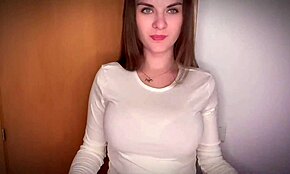 Fiu vitreg prinde pula mare a mamei vitrege în birou în timpul rolului murdar