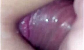 Брюнетка MILF се навежда за интензивен анал