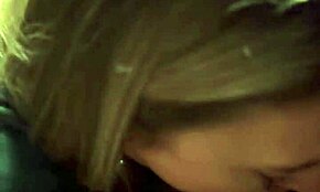 Zwarte Liefhebber Neukt Getrouwde Vrouw Publiek Terwijl Ze Cuckold Roept