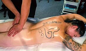 Aku bagi tukang tattoo urut tapi dia nak lagi jadi aku bogol dia