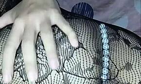 hermosa joven con vestido sexy y culo grande termina haciendo coño cremoso con su vibrador