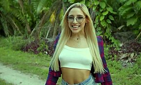 Wow! Jojo Kiss & Cali Carter in Wild 3some by Pool