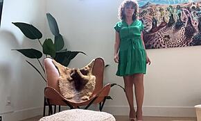 Striptease enthüllt meine geschwollene Muschi und großen Kitzler in sexy Dessous.