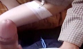 Esposa recién casada da primeras mamadas a amigos del marido en escena cuckold real