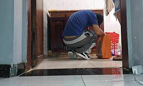 mulher de corno recebe vizinho encanador de saia sem calcinha