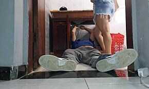 mulher de corno recebe vizinho encanador de saia sem calcinha