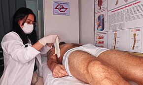 enfermeira observa ereção do paciente