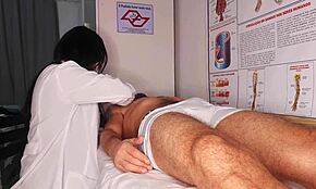 enfermeira observa ereção do paciente