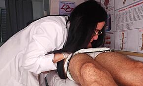 enfermeira observa ereção do paciente