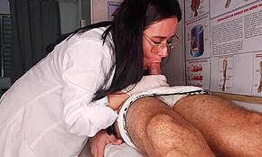 Sjuksköterska observerar patientens erektion