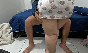 Mi madrastra me atrapó masturbándome y me dio una mamada con trago de leche.