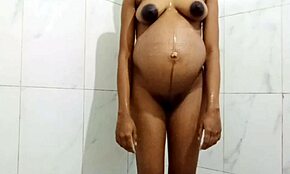 I want my pregnant stepmom to take it in the ass while bathing