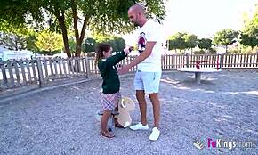 فتاة قزمة مويكيتا تشتهي مص الزب في الخارج