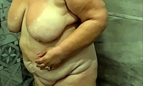 Kakšno osupljivo debelo staro zrelo telo razkrito pod tušem