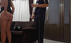 Rasa nakal sekali salam penghantar tanpa seluar dalam