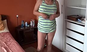 Le pote de mon beau-fils jouit fort sur mon corps sexy