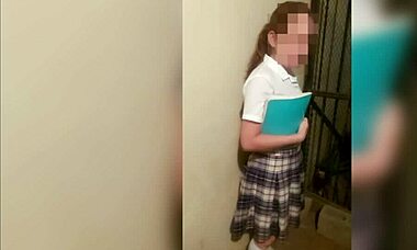 مكسيكية جميلة طالبة تنيك بقوة مع الجار مقابل هدية منزلية