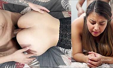 Liten latina jente bøyd over for uventet anal cumshot i hjemmelaget video