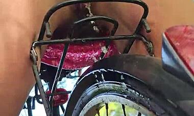 숲에서 바이크 위에 박고 오줌 싸기, 벌린 보지로 브루넷 아시안 바이커 도기 스타일 당해!