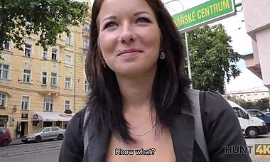 Ей, Hunt4k Denisse зарязва скучния си приятел, за да ебе непознат