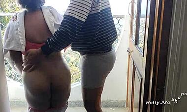 أخ وأخت يستكشفان أول لحظة حميمة مع إرشاد صوتي هندي واضح