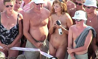 Nudistická sešlost natočená v HD, horké coury všude!