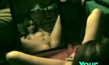 Devojka širi obrijanu pičku u ogledalu za solo zabavu