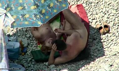 Prcatí bokem s blond nudistkou na pláži